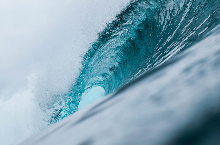 A frozen-in-time wave denoting the fluid and user-friendly experience that Wave Browser has to offer